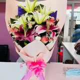Petal Kiss Lily Bouquet – photo 3
