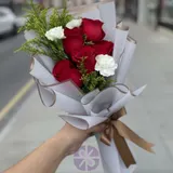 Classic Passion Red Rose & White Carnation Hand Bouquet – photo 2