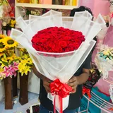 Premium 100 Fresh Red Roses Bouquet with Elegant White Wrapping & Red Ribbon – photo 5