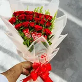 Elegant Red Rose & KitKat Chocolate Bouquet – photo 4