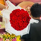 Premium 100 Fresh Red Roses Bouquet with Elegant White Wrapping & Red Ribbon – photo 2