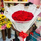 Premium 100 Fresh Red Roses Bouquet with Elegant White Wrapping & Red Ribbon – photo 3