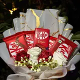 The Golden Indulgence: KitKat Rose & White Gold Bouquet – photo 4